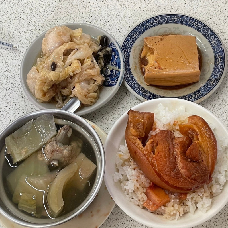 東興市魯肉義，鹹甜發光肉燥飯、台中宵夜推薦