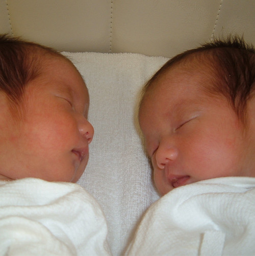 龍鳳胎「擁抱」一起出生，所有人都被感動，醫生卻說不是雙胞胎